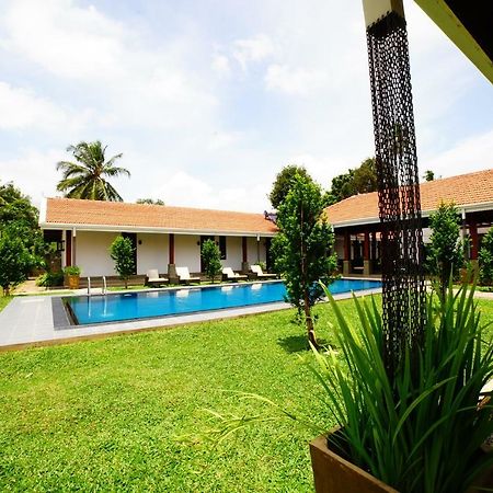 Lespri Grand Hotel Negombo Exterior photo