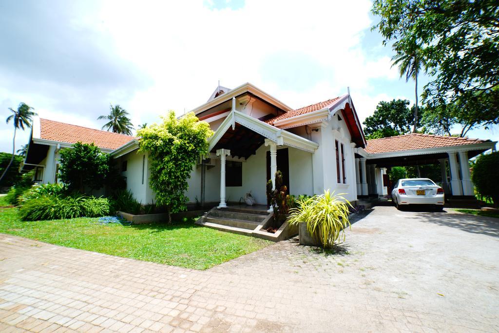 Lespri Grand Hotel Negombo Exterior photo