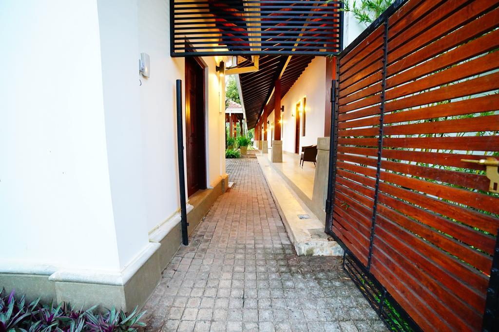 Lespri Grand Hotel Negombo Exterior photo