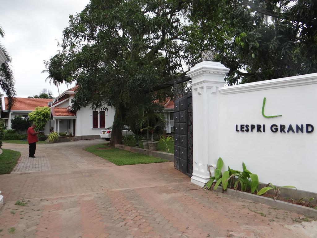 Lespri Grand Hotel Negombo Exterior photo
