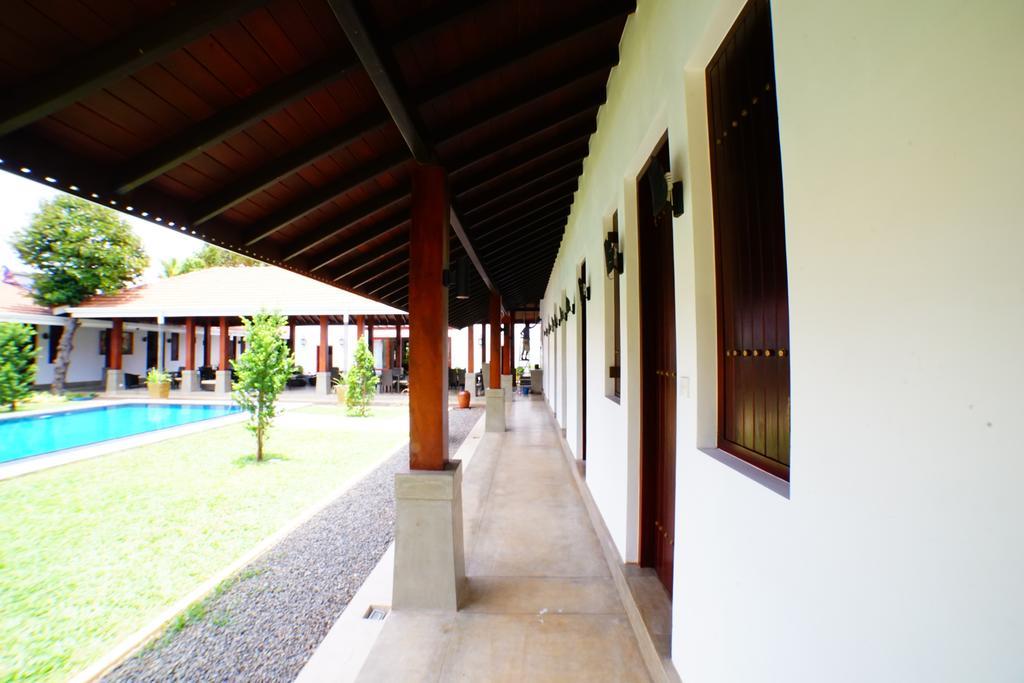 Lespri Grand Hotel Negombo Exterior photo