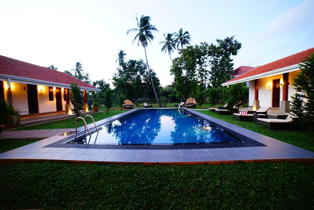 Lespri Grand Hotel Negombo Exterior photo