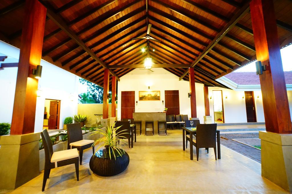 Lespri Grand Hotel Negombo Exterior photo