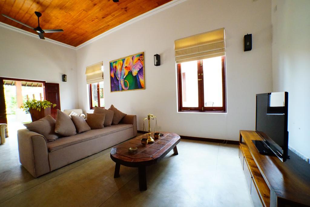 Lespri Grand Hotel Negombo Exterior photo