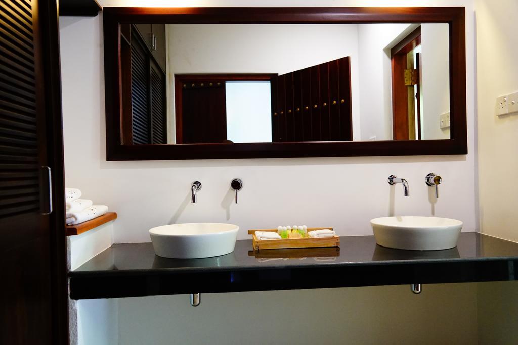 Lespri Grand Hotel Negombo Room photo