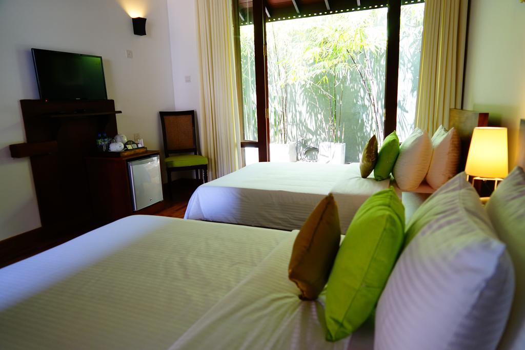 Lespri Grand Hotel Negombo Exterior photo