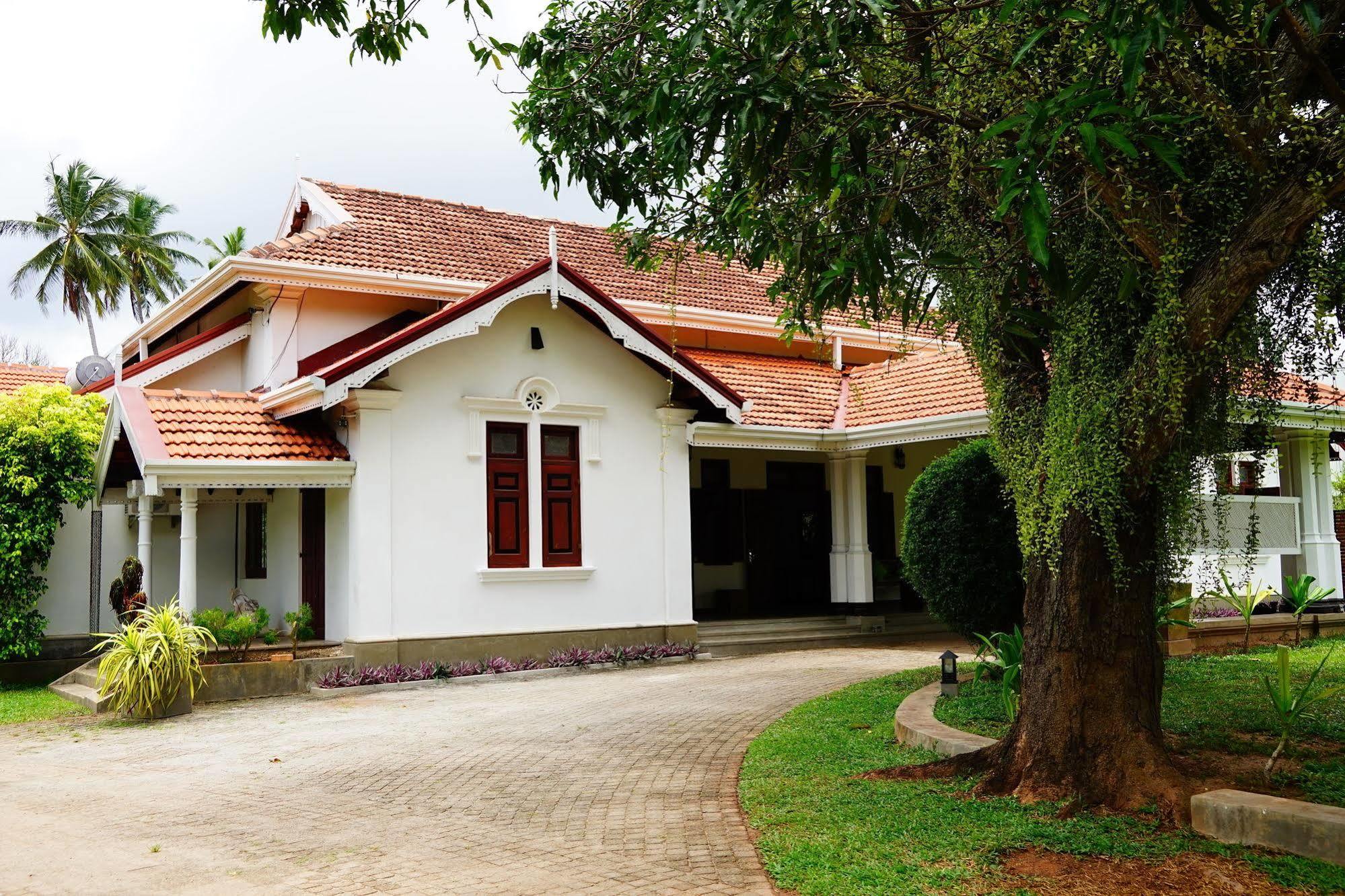 Lespri Grand Hotel Negombo Exterior photo