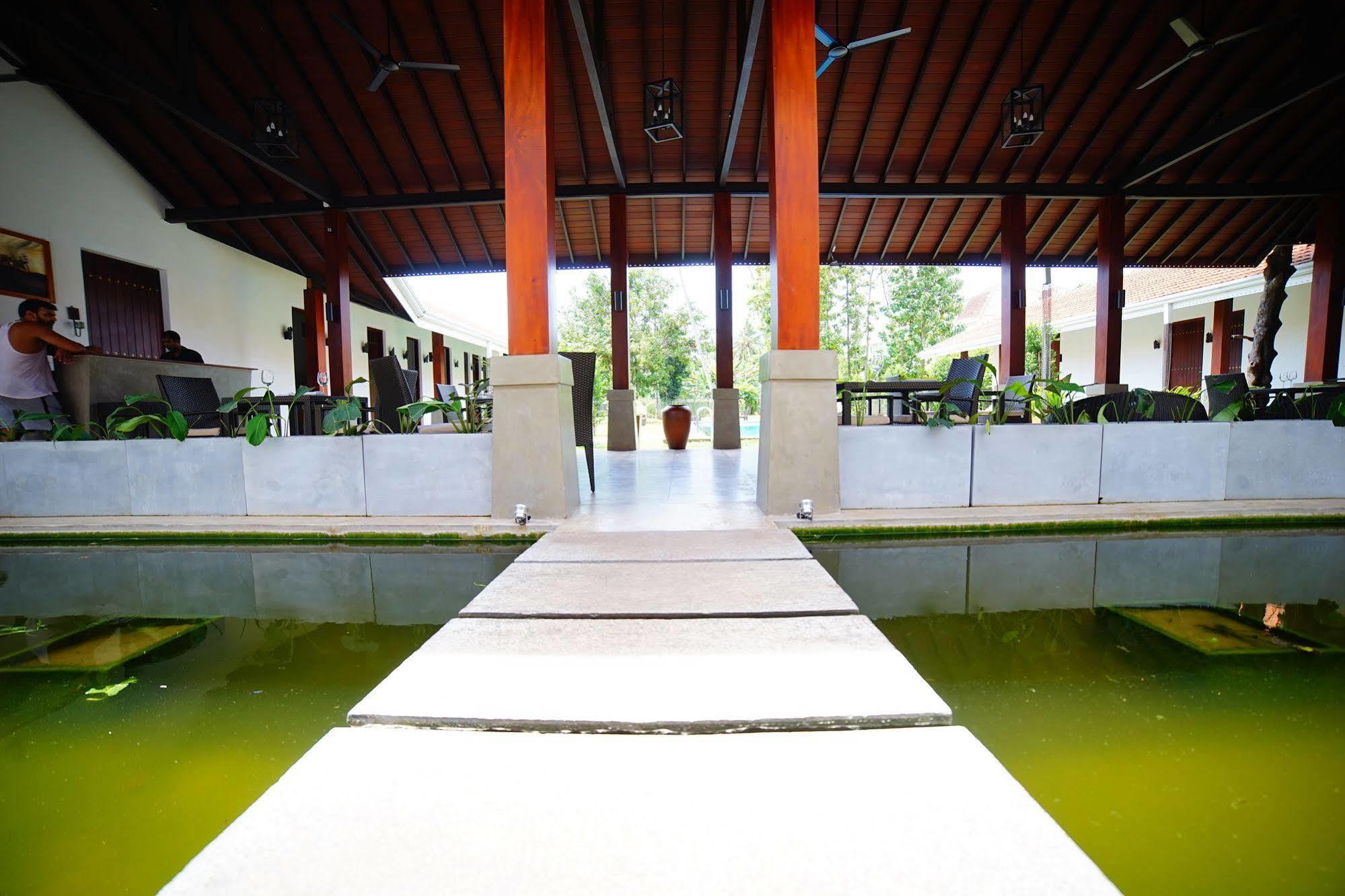 Lespri Grand Hotel Negombo Exterior photo
