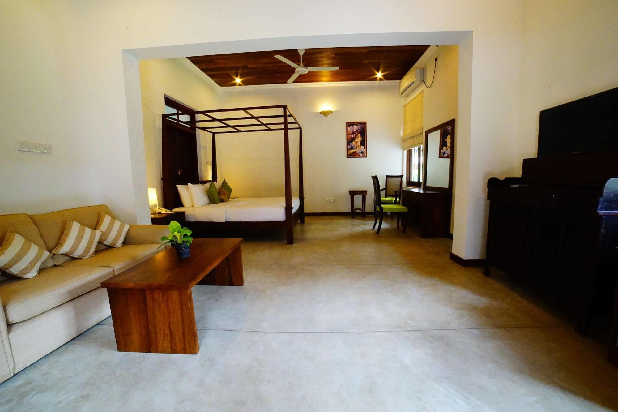 Lespri Grand Hotel Negombo Exterior photo