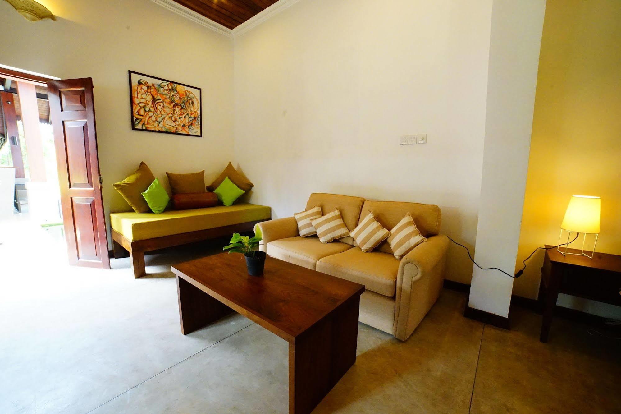Lespri Grand Hotel Negombo Exterior photo