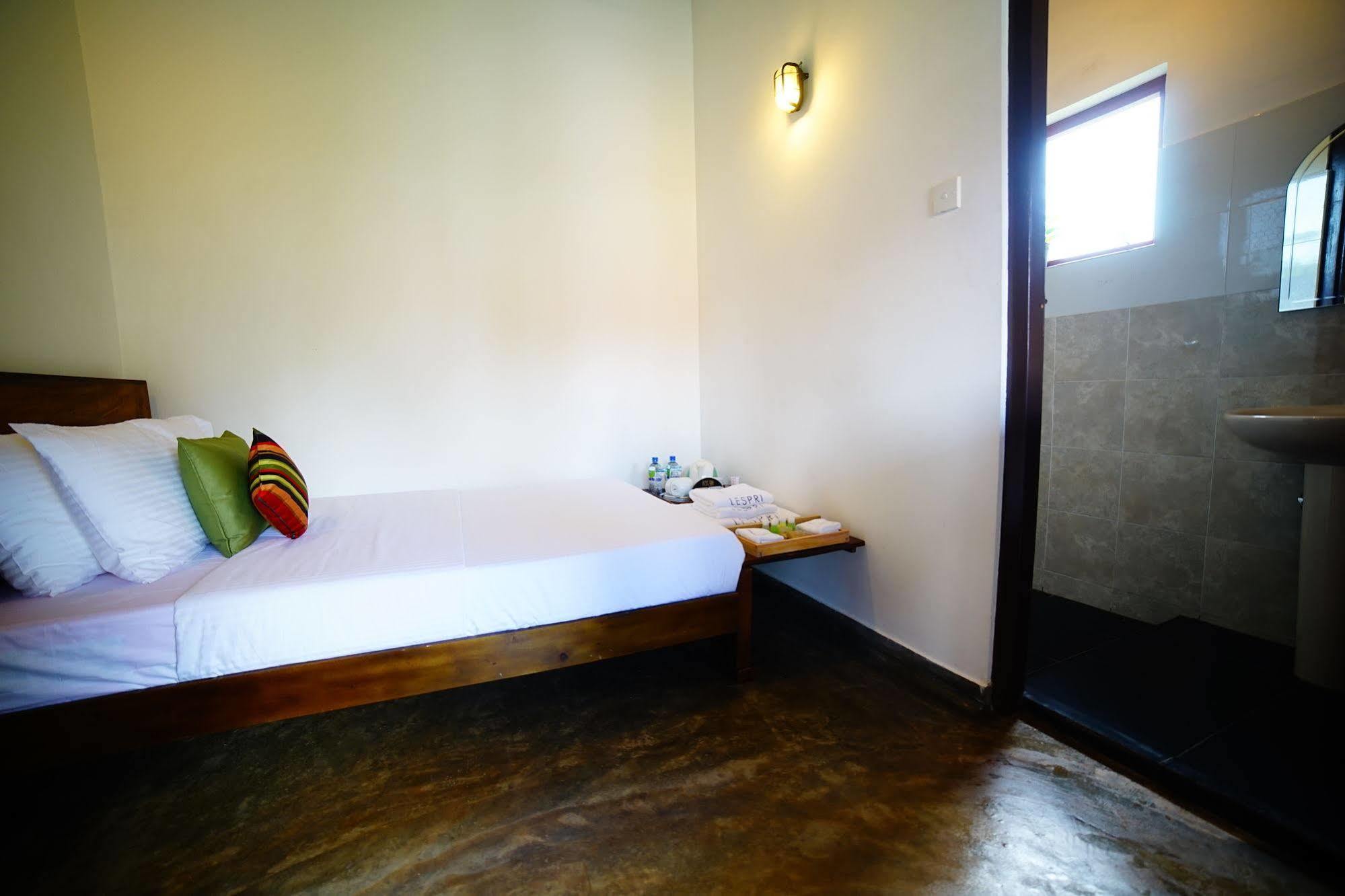 Lespri Grand Hotel Negombo Exterior photo