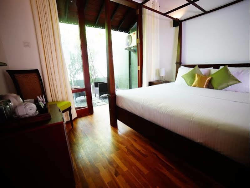 Lespri Grand Hotel Negombo Exterior photo