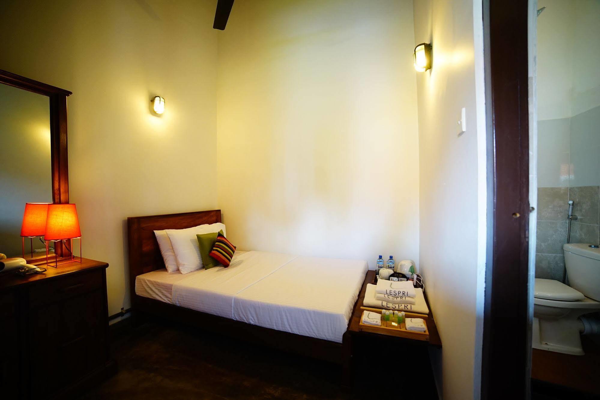 Lespri Grand Hotel Negombo Exterior photo