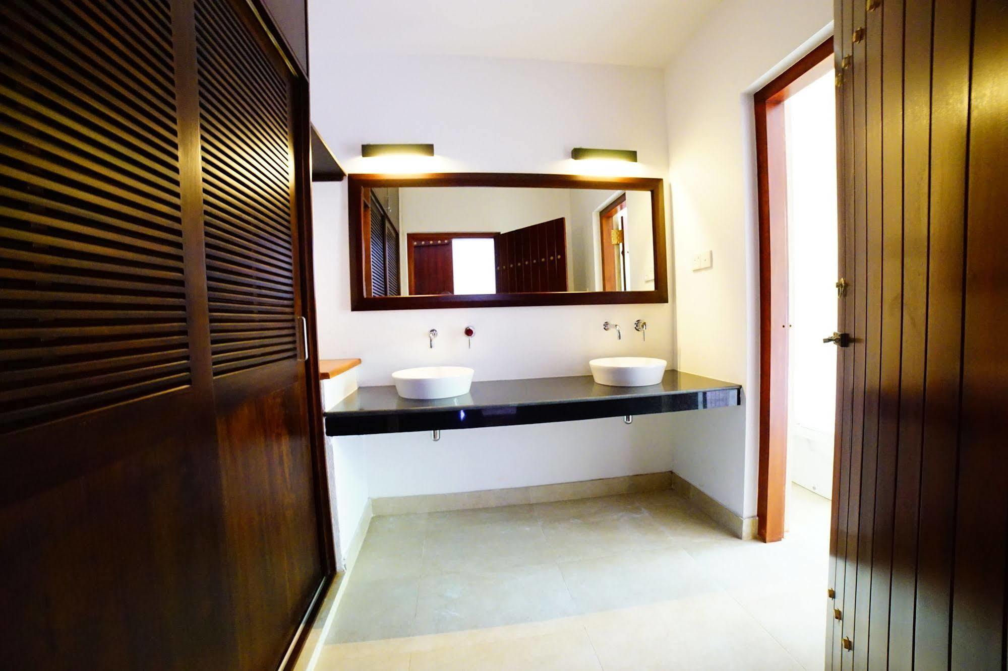 Lespri Grand Hotel Negombo Exterior photo