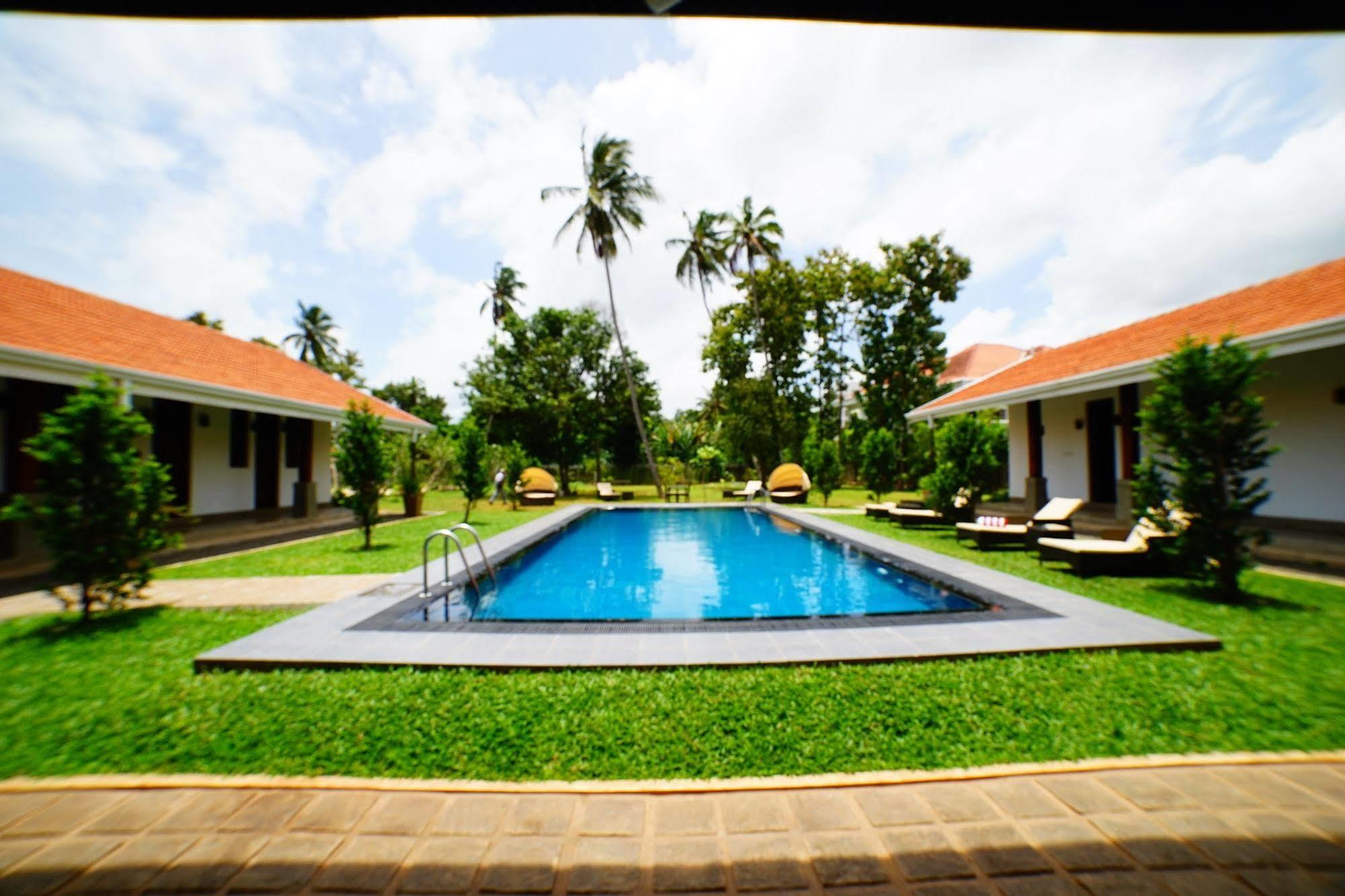 Lespri Grand Hotel Negombo Exterior photo