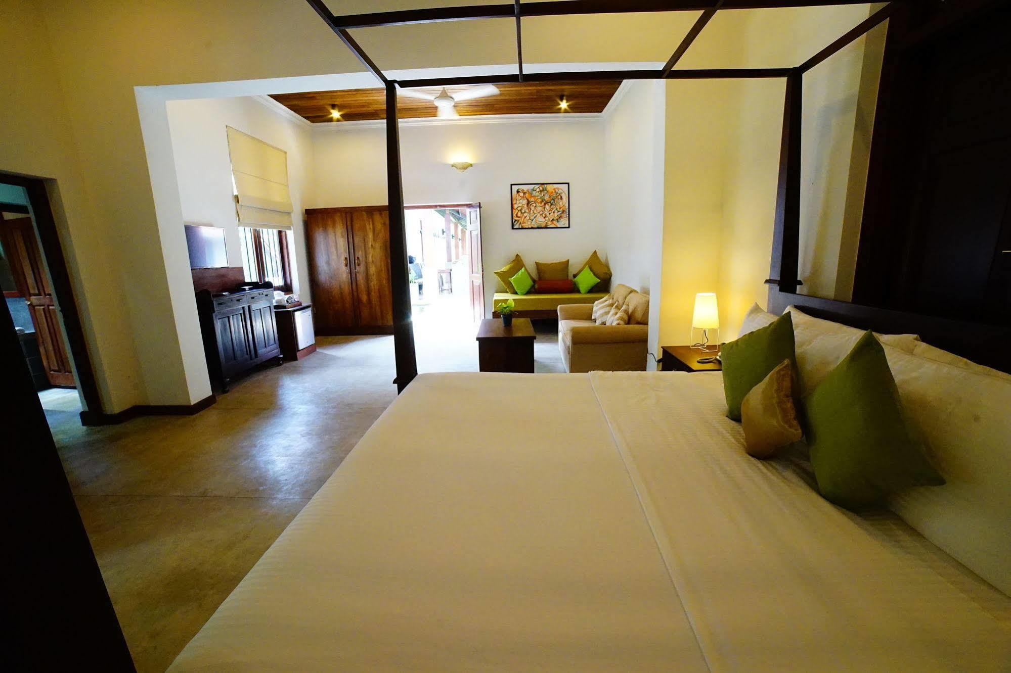 Lespri Grand Hotel Negombo Exterior photo