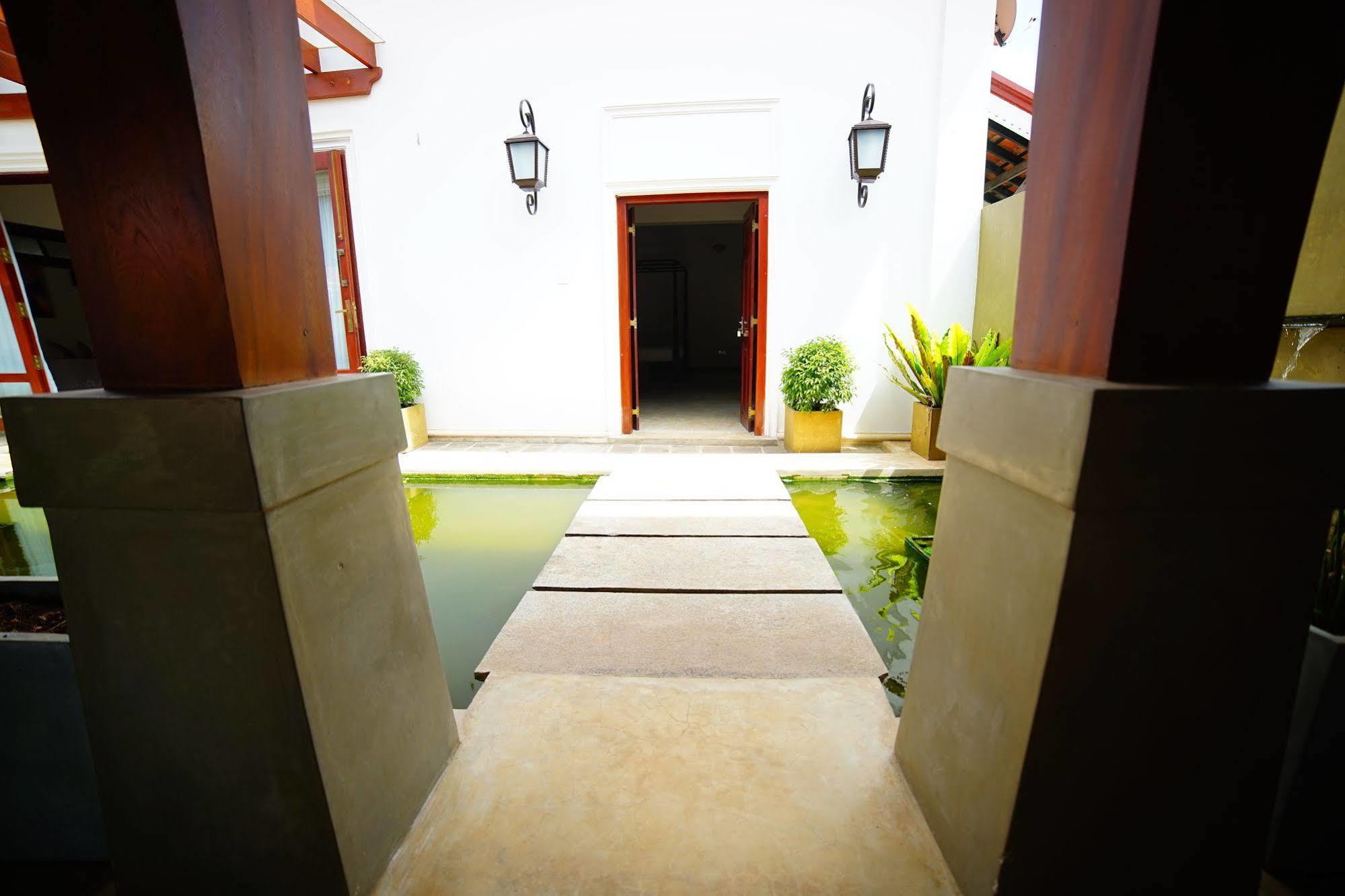 Lespri Grand Hotel Negombo Exterior photo