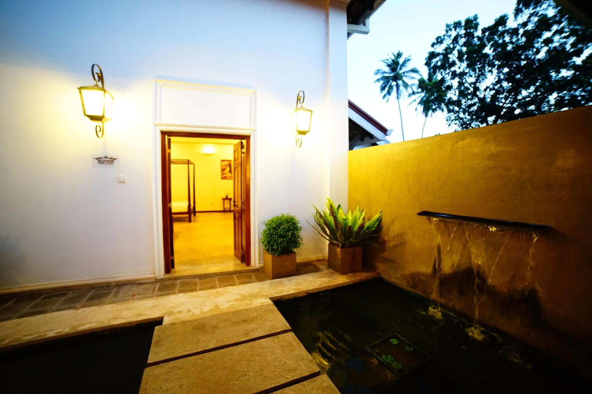 Lespri Grand Hotel Negombo Exterior photo