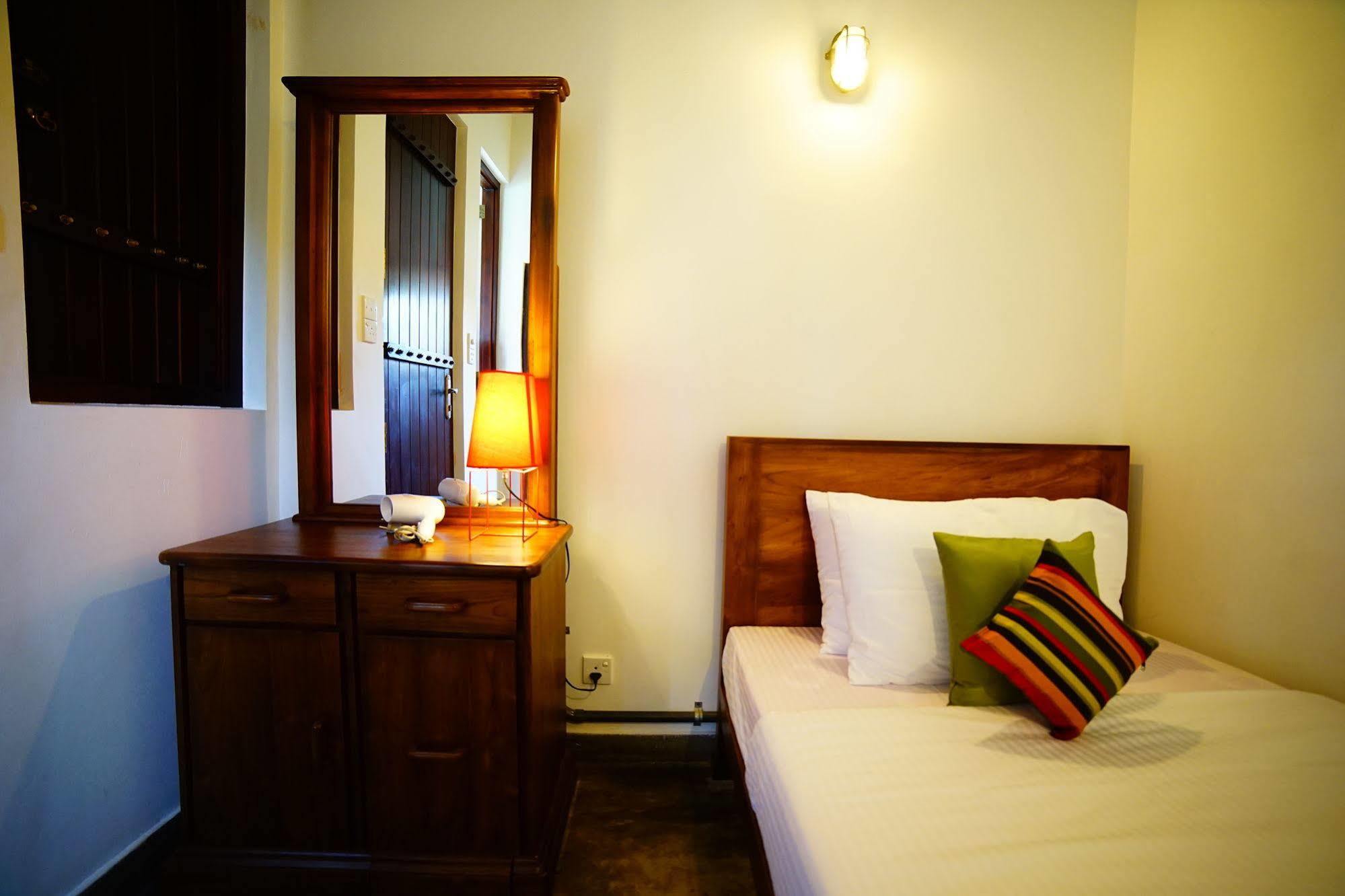 Lespri Grand Hotel Negombo Exterior photo