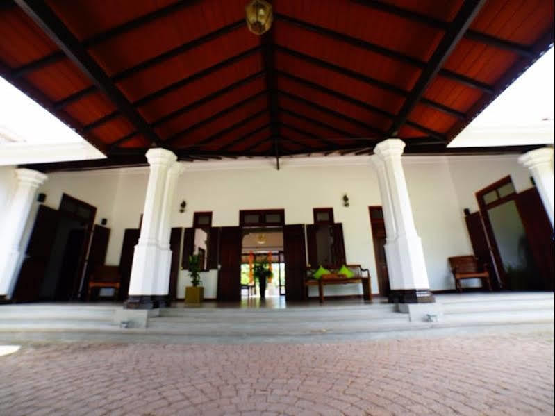 Lespri Grand Hotel Negombo Exterior photo